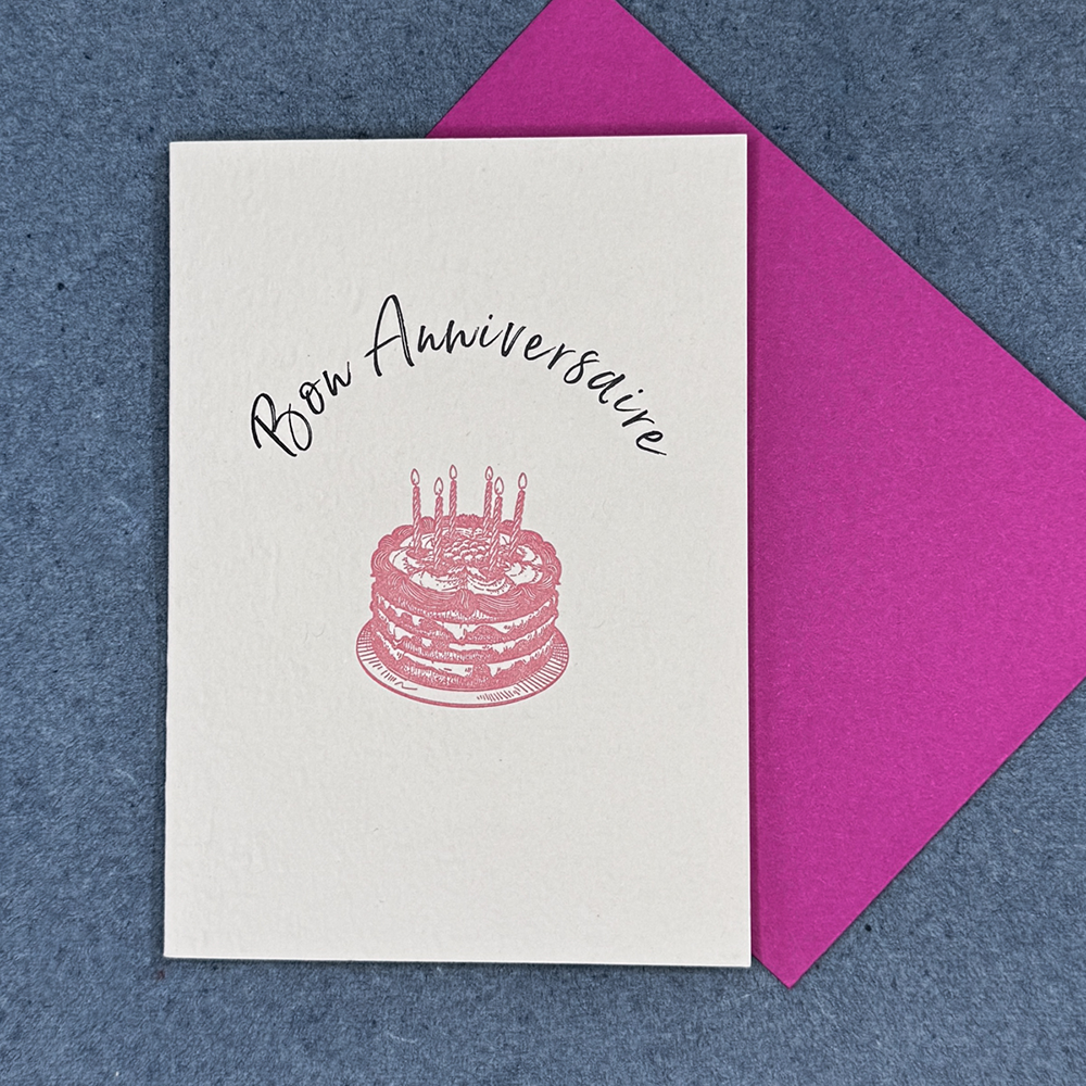 Using Polymer Plates – Letterpress Workshop sample "Bon Anniversarie"with cake image and hot pink envelope