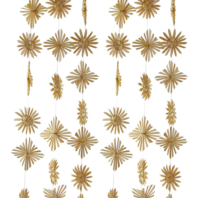 Natrual Straw Starburst Garland showing varity of star styles